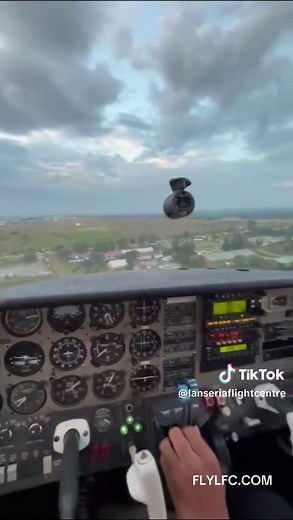Very smooth footage of latest Beechcraft Duchess conversion! 📸 👌 Cheers to the LFC Team 💫 @lanseriaflightcentre pilot training school 💫 at Grand Central Airport 📍 #greatflying #instructors #makegreatpilots #smooth #flightschoolssouthafrica