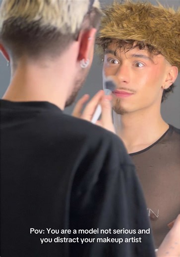 Fermeture des yeux : quand un mannequin fait le clown