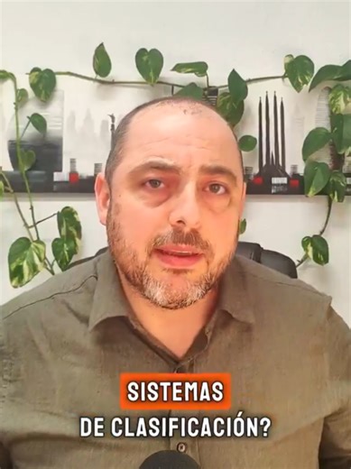 El multiverso de las Clasificaciones BIM: ¿En qué idioma hablas hoy? 🌌🤡 (Un crack el profesional del vídeo. Explica muy claramente la situación 👏🏾 Síganlo en redes sociales. 👍🏾💪🏾👏🏾) ​Si pensabas que el BIM era solo modelar, bienvenido a la verdadera Matrix: Las Tablas de Clasificación. Ese momento mágico donde dejas de ser ingeniero para convertirte en un bibliotecario con crisis de identidad. 📚🔨 ​El Menú de la Locura: ​Uniclass 2015: El sistema británico que quiere clasificarlo TODO