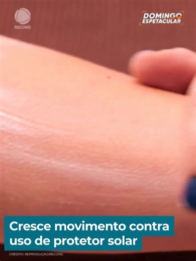 PROTETOR SOLAR EM DEBATE | Em um país tropical como o Brasil, o uso do protetor solar sempre foi considerado indispensável. Mas um movimento contrário ao produto, impulsionado pelas redes sociais, começa a ganhar força e acende o alerta entre médicos. Com mais de 200 mil novos casos de câncer de pele por ano no país, o #DomingoEspetacular investiga as razões e os riscos por trás dessa tendência. ➡️ A reportagem completa você encontra em: R7.com/canaldomingoespetacular #ReportagensDE #RECORD