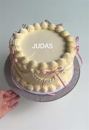 How to Make a Bow Cake and Customer Reactions