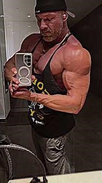 Roided Alpha Bodybuilder Flexing Pumped Muscle in Gym Locker Room 💪🏽💉👑 #bodybuilder #flexing #alpha