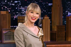 Taylor Swift Reacts to Incredible Footage of Herself Right After Laser Eye Surgery