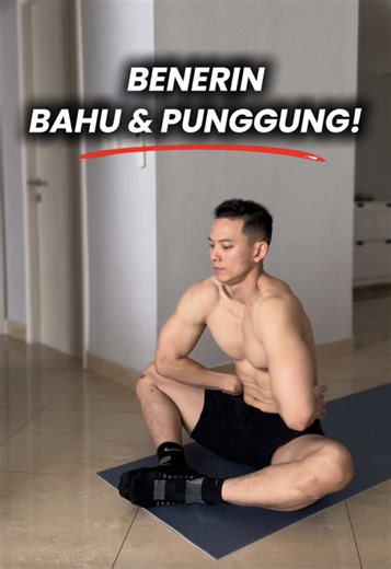 ⚠️BENERIN BAHU & PUNGGUNG LO🛠️ Otot rhombiod & rotator cuff itu salah satu kunci postur yang baik & gerakan tangan yang bebas Kalo saat gerak maupun latihan tapi bahu / belikat lo sering sakit lo harus cobain 2 gerakan ini Cocok buat yang punya : ❌ Shoulder Pain ❌ Frozen Shoulder ❌ Sakit Belikat ❌ Sakit Leher ❌ Postur Buruk Tahan 10-30 detik tiap gerakan, ulangi 3-4 set setiap hari & rasain sendiri bedanya 🤝🏾 Follow untuk tips fitness & workout lainnya #fitness #stretching #shoulderpain #back