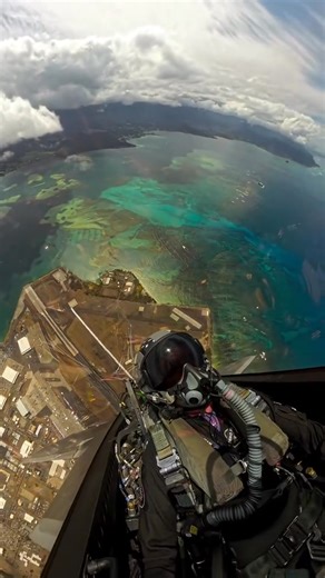 30 years later — back over K-Bay, but this time upside down in an F-22. 🇺🇸 #F22Raptor #FighterJets #USAF #Aviation | Aviation Lover