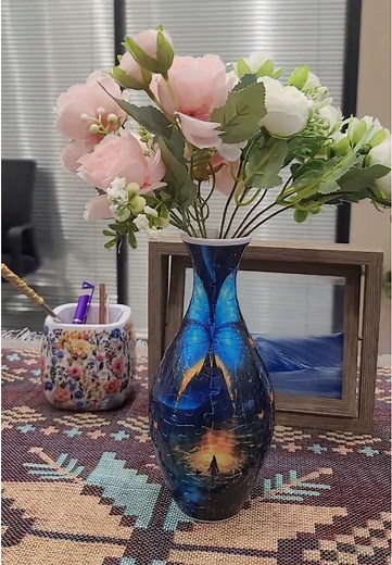 Could this be the most creative way to decorate your space?#puzzles #diylover #puzzlevase #homedecor #christmasgiftideas