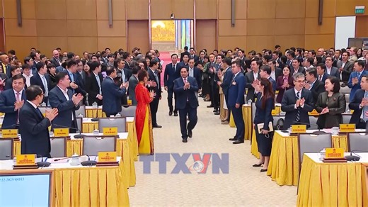 【越南国际金融中心宣布成立】 21日上午，越南政府总理范明政在政府总部主持召开越南国际金融中心成立发布会。范明政总理在会上强调，国际金融中心的建立，标志着越南在深化金融科技融合、推动经济绿色转型方面进入关键阶段。 #越南经济 #数字化转型 #绿色转型 #国际金融中心 #金融科技 #宣布成立 | 越通社