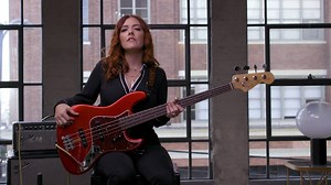 Nach der 50s Strat und Tele stellen wir euch heute den neuen American Original 60s Jazz Bass vor, präsentiert von Annie Clements Music. Hier: smarturl.it/american-original | Fender