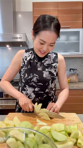 How to make the BEST apple pie!! I love to make this every fall 🍏 #applerecipe #applepie #fallrecipes #momlife | Ong Squad