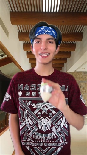 Jugando a trompos: Diversión en el vecindario