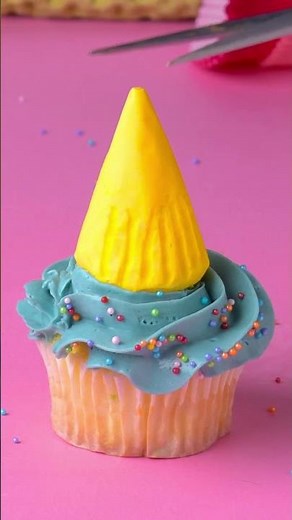 Top off your celebration with these birthday hat cupcakes! 🧁🥳