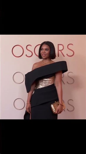 Regina Hall arrives at the Oscars red carpet #oscars