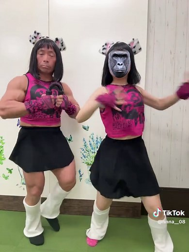 ゴリラは可愛い！マッスル親子のダンス動画