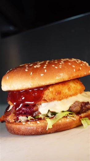 🔥 The Texas Burger 🔥 Big flavor, Texas style! 🍔 Sink your teeth into our freshly made beef patty topped with crispy beef bacon, golden onion rings, melted Swiss cheese, and a bold touch of BBQ sauce — all stacked to perfection. 🔥 Juicy. Smoky. Unforgettable. Come taste what real Texas flavor is all about! 🇺🇸 . #hazenburger #fresno #fresnofoodie #fresnoeats
