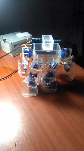 Robot MinHumanoide: Construcción de un Bípede con Arduino