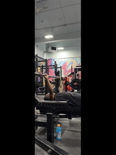 I’m getting back into my powerlifting routine practice again it was chest arms day. I did a warm up for bench press, my 1st set 65lbs and my last set 75lbs.#powerlifting #powerliftingwomen