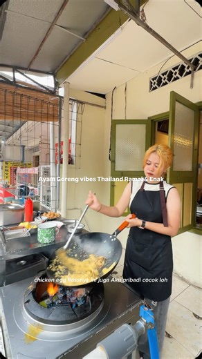 Kevin Ray on Instagram: "Ayam goreng dengan vibes Thailand ini ternyata ENAK YAAA! 😭 aku pribadi cocok sih, belum lagi kalo kalian coba chicken egg floss nya beeh ini juga asik rasanya. Es tehnya free refill dan pas puasa besok Ayam Goreng Pratunam ini buka dari jam 16.00-04.00 pagi lhooo 🤯 Cocok nih yang nyari tempat buka puasa di deket Tugu Jogja! _ #riderkulineran #makanmalamjogja #ayampratunam"