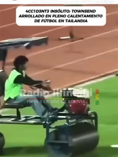4CC1D3NT3 INSÓLITO: TOWNSEND ARROLLADO EN PLENO CALENTAMIENTO DE FÚTBOL EN TAILANDIA Durante el calentamiento del partido entre Pattani FC y PT Prachuap, el futbolista inglés Andros Townsend fue arrollado por un vehículo de mantenimiento del césped dentro del estadio. Sus compañeros y el personal acudieron de inmediato para auxiliarlo, y tras recibir atención médica se confirmó que no sufrió lesiones de gravedad, quedando el hecho como un susto que pudo terminar en tragedia. #Mundo #viral #Taila