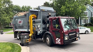 【垃圾回收】 Mack LR McNeilus ZR 侧装垃圾车工作