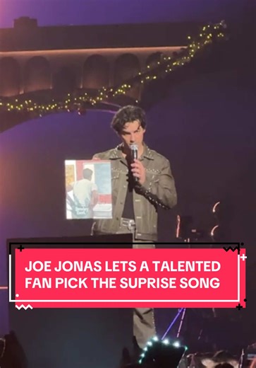 Joe Jonas acknowledges a fan’s Nick Jonas painting during the Hamilton show 🎨❤️ @Jonas Brothers @joejonas @Nick Jonas #JonasBrothers #greetingsfromyourhometown