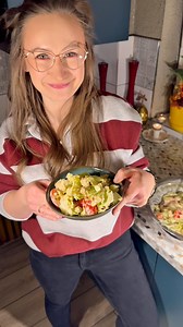Pyszna sałatka z kurczakiem sałatą ananasem i sosem czosnkowym 😁 500g piersi z kurczaka 3 łyżeczki przyprawy do gyrosa 2-3 łyżki oleju Sałata lodowa 300g pomidorków 5 łyżek pokrojonego ananasa 200g sera w kostkach 2 łyżki majonezu 2 łyżki jogurtu naturalnego 3 ząbki czosnku Łyżka wyciśniętego soku z cytryny 2 łyżki soku z ananasa Sól i pieprz #przepis #jedzenie #sałatka #domowejedzenie #prosteprzepisy #recipes | Ania Sowa