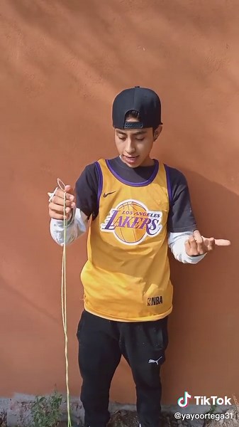 Reto y trucos con látigo y trompos