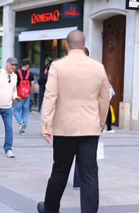 829K views · 10K reactions |  Incroyable ‼️ Alexandre Song se ballade dans l'anonymat total dans les rues occidentales. On ne voit personne se rapprocher de l'ancien joueur d'Arsenal et de FC Barcelone pour gratter un selfie. | ICI SPORT | Facebook