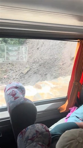 Driving over mudslides and waterfalls in the Andes 🇵🇪