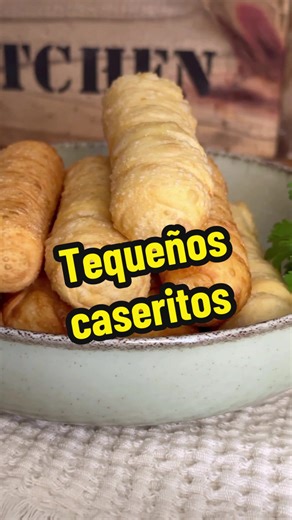 ¡Tequeños! La receta más simple para hacer en casa este mega clásico del street food venezolano. Atenti al tip de @Gabo Colacioppo para que no se derrame el queso... Ingredientes 500 g de harina 0000. Una cdta de sal. Una cdta de azúcar. Un huevo. 50 g de manteca. 200 cc de agua. 500 g de muzzarella firme. 4 cdas de salsa de tomates. Una cda de barbacoa. Procedimiento #. Integrar y amasar todos los ingredientes. Dejar reposar 30 minutos la masa. #. Estirar en forma de rectángulo y cortar en tira