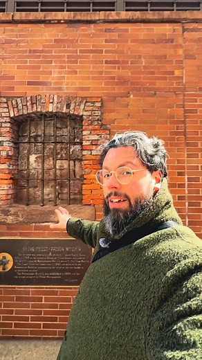 🤯 Did you know that more Americans died in captivity during the Revolutionary War than on the battlefield? Here’s the story of Sugar House Prison Window located behind the Manhattan Municipal Building. | Urbanist Ariel