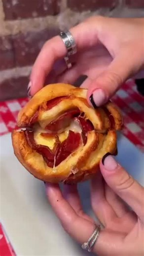 🙌 Blessing your feed today with a PEPPERONI PINWHEEL PULL! P.S be sure to dip in your favorite signature Angelina's sauce for the full experience!🔥 #Angelinas #longislandfoodie #longislandfood #eatinglongisland #lieats #longislandlife #longislandny #liny #EEEEEATS #LoveFood #BeautifulCuisines #F52grams #Feastagram #BestFoodWorld #FoodNetwork #BuzzFeedFood #Foodstagram #FeedYourSoul #InstaFood #Foodies #Foodie #Hungry #Restaurant #Delicious #FoodLover#pizzanearme #pizza