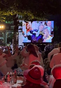 Sing and dance together with the music of André Rieu ❤️ #andrérieu #concert #singalong #dance #johannstraussorchestra #crowd #musiclover #waltz #kingofwaltz #violin #vrijthof #maastricht @André Rieu