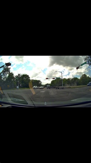 Cut over the curb ⚠️ — Subscribe for daily road moments 🚗#driver #dashcam #fyp
