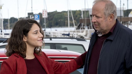 Heute Abend läuft ein neuer Tatort aus Kiel: Klaus Borowski muss gemeinsam mit Mila Sahin den Mörder seiner Jugendfreundin Susanne finden! 🌚🕵️‍♀️ Wie uns BOROWSKI UND DER SCHATTEN DES MONDES gefallen hat, erfahrt ihr direkt im Anschluss an den Film. Wir wünschen einen spannenden Krimi-Abend. | Wie war der Tatort?