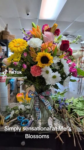 Happy Monday!! How happy would you be to get this delivered to you today? #vased #flowers #flowershop #fyp #nwi