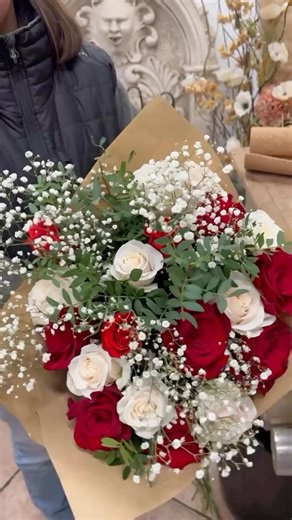 Muriel BEOLET - Fleuriste à PEYRINS Drôme on Instagram: "Suivrez Clara dans la confection d’un bouquet de belles roses blanches et rouges. Un bouquet doux et intemporel à offrir pour une occasion spéciale. 🌹 Muriel, Clara, Paloma et Stéphanie vous accueillent du mardi au samedi de 9h à 19h et le dimanche de 9h à 12h pour préparer vos fêtes 🎄 Mention spéciale à notre fournisseur @polypapfrance pour le concours de bouquet. ❤️ #fleuristeromans #bouquetintemporel #drome #décorationflorale"