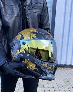 The Atlas 3.0 Fujin paired with the Gold visor is a MONSTER combo! 💪 The all new coverless visor system looks incredible in natural light and the reflection is next level! Available to pre-order from 26 March. See the full range at www.ruroc.com/atlas-3 | Ruroc USA