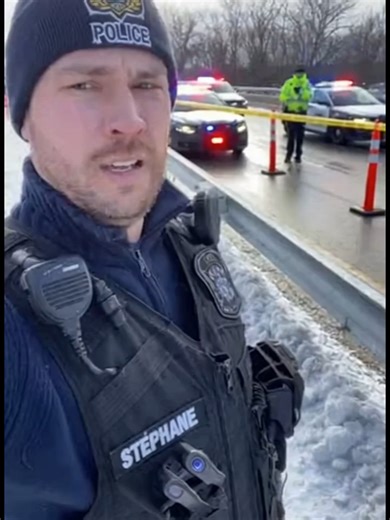 Barrage policier. Gyrophares allumés. Hiver. 🚔❄️ Ambiance ultra sérieuse… Pis Stéphane décide de raconter une histoire de “bon père”. 👉 « Hier ma petite fille me dit : “Papa j’ai perdu ma poupée, j’pense que je l’ai oubliée à l’école…” Moi, comme un bon père : “Ben c’est parce que tu l’aimais pas assez. Sinon tu l’aurais prise avec toi.” » Pause dramatique. La petite répond : 👉 « Tabarnak papa… tu m’as déjà oubliée à l’épicerie. » Silence de mort. Même les gyrophares ont arrêté de flasher deu