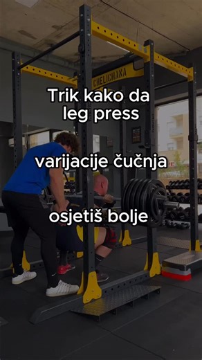 Balsa Cakic | Online trener za zauzete osobe on Instagram: "1. Zagrijavanje koljena Fleksija u koljenu odrađuje odličan posao zagrijavanja koljena bez velikog opterećenja kvadricepsa, jer ne radimo ekstenziju koljena. Pošto sve zadnja lože "prelazi" preko koljena, ovo djeluje kao fino „podmazivanje“ zgloba koljena prije teških čučnjeva, leg pressa i sličnih vježbi. 2. Pump Mali pump u zadnjoj loži djeluje i kao „steznik“ za koljeno. Slično kao što malo biceps rada prije ekstenzije lakta često sm