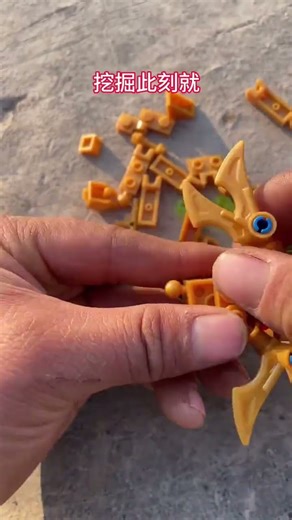 Here are some building blocks. Let’s put them together to see what they are. LEGO hand-unpacked#42