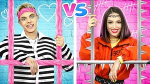 Desafío chico VS chica en la cárcel | Hermano vs hermana solos en casa! Lucha de hermanos por RATATA ¡Amamos mucho a nuestra familia, sin duda, pero a veces queremos comenzar una verdadera guerra con algunos de nuestros parientes! Y, por supuesto, con nuestros hermanos. Aquellos que tienen un hermano o una hermana lo entenderán: a veces la competencia entre chicos y chicas puede llegar muy lejos, y solo en tales casos es muy fácil ir a la cárcel, donde se le debe enseñar una lección por lo que h