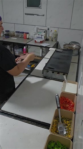 Lancheria: Monte 3 X-Salada na Chuva!