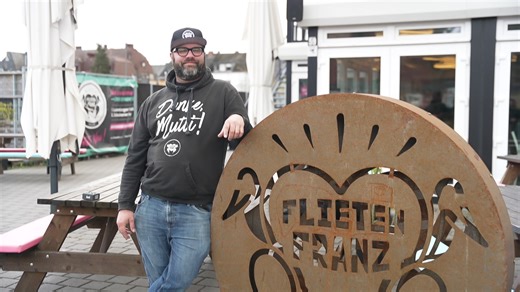 Max hat sich mit seinem eigenen Imbiss "Flieten Franz" einen Traum erfüllt