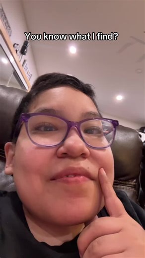 And it feels good to be back in the living room and only using my room when I sleep, there’s gonna be days when I’m only in my room but I’ll be out here, vibing with my fam #energyhealing #negativeoutpositivein🙏🙏🙏👏👏❤️❤️ #nativetiktok