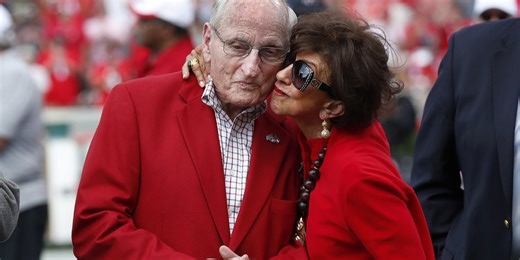 Legendary Georgia football coach Vince Dooley dead at 90