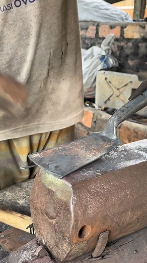 Just use a manual sharpener, the blade edge will be neat and precise #fblifestyle #blacksmith #blacksmithing #metlart | Seni Kerajinan