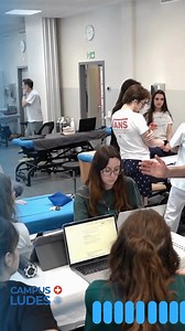 Découvrez l'entretien des Fkt. Florian Phan et Frédéric Collet, experts en Kinésithérapie en Traumatologie dans le Bachelor en Physiothérapie Semmelweis! Ces spécialistes partagent des perspectives clés sur l'importance de la kinésithérapie dans le traitement des traumatismes. Leur enseignement met l'accent sur l'intégration des dernières avancées cliniques et des techniques spécialisées pour optimiser la réhabilitation post-traumatique. Le cours vise à former les étudiants à des approches théra