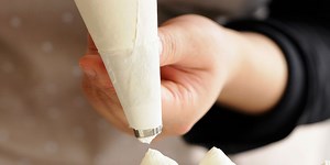 This is the best (and cheapest) way to practice your piping technique on cakes