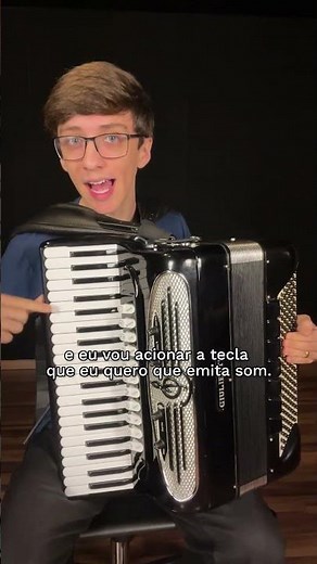 The heart of the Accordion - Opening and closing the bellows