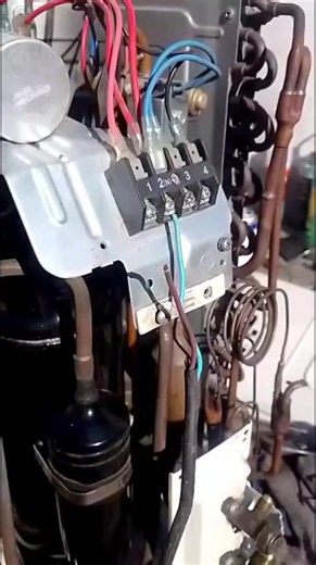 ❄️🔧 ¿Cómo probar un compresor de aire acondicionado para saber si está quemado? 🔥⚡ ¿Tu aire acondicionado no enfría, hace ruido o el compresor no quiere arrancar? 🤔 Antes de cambiarlo, es importante realizar un diagnóstico profesional. 🔍 ¿Qué pruebas se deben realizar? 1️⃣ Revisar el estado eléctrico: Con el equipo desconectado, se inspeccionan los terminales del compresor y el cableado para detectar daños o conexiones quemadas. 2️⃣ Medir las bobinas: Con un multímetro se comprueba la resist